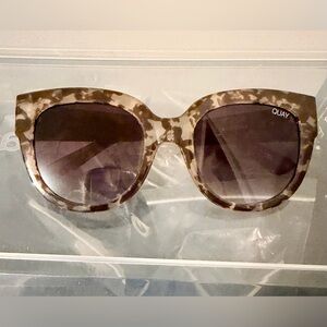 Quay LIMELIGHT brown army print frame/purple lenses Sunglasses
